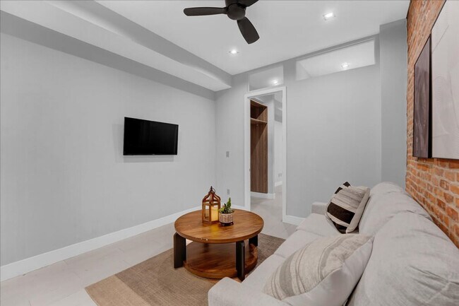 120 Christopher St Unit SI ID1250782P