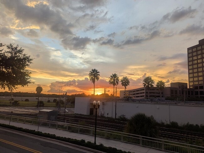 Building Photo - 2x2 Conveniently located. Large open conce... Rental