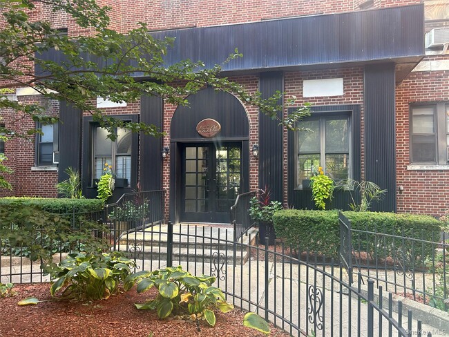 Building Photo - 15501 90th Ave Unit 3M Rental
