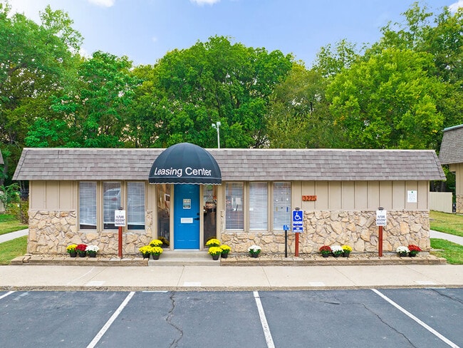 ¡Pásate por nuestra oficina de arrendamiento hoy mismo! - Misty Glen Apartments and Townhomes