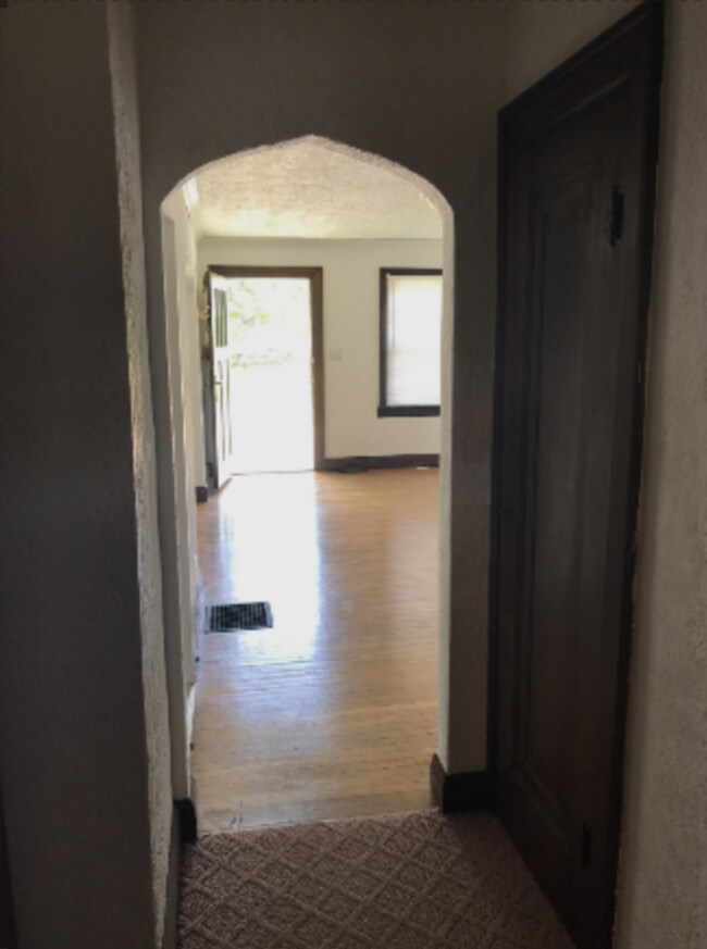 Photo - 402 S Eagleson Ave