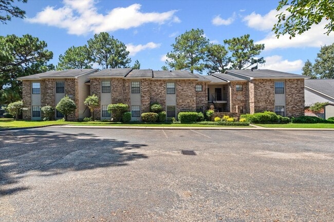 Building Photo - Convenient Grelot Rd Condo