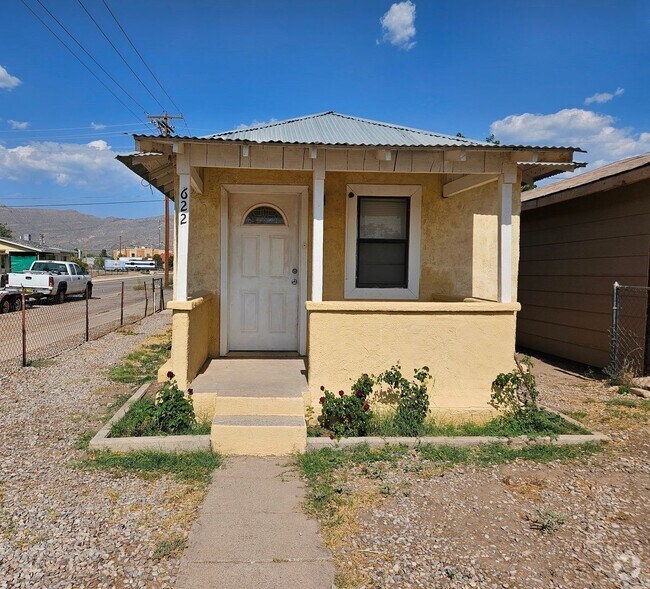 Building Photo - 2 Bedroom/2 Bath Home with Refrigerated Ai...