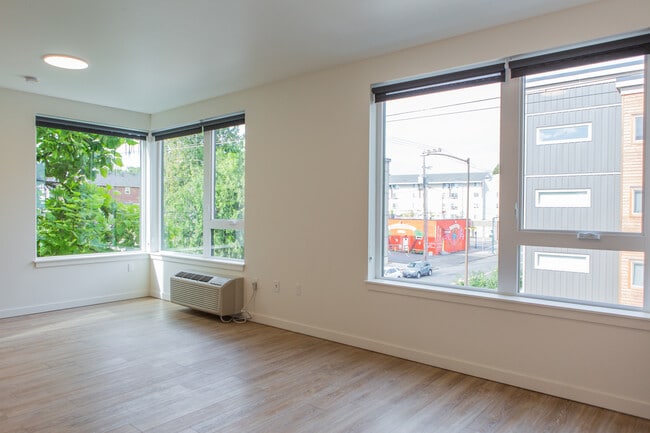 Photo - 505 Dekum Apartments