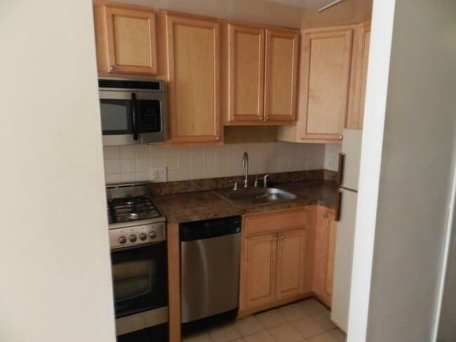 Photo - Roomy Bi-Level 2BR/2BA w/ In-Unit W/D in Washington Square West! Unit #G