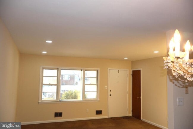 Photo - 6928 Ruskin St