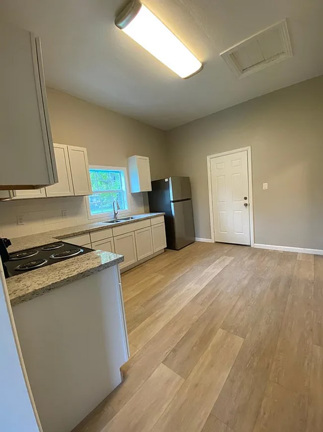 Photo - 1850 Grand St