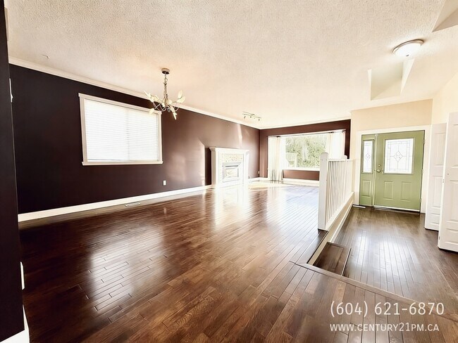 Photo - 9209-9213 213 St