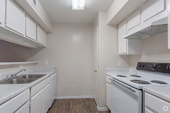 1 BR, 1 BA - 827 SF