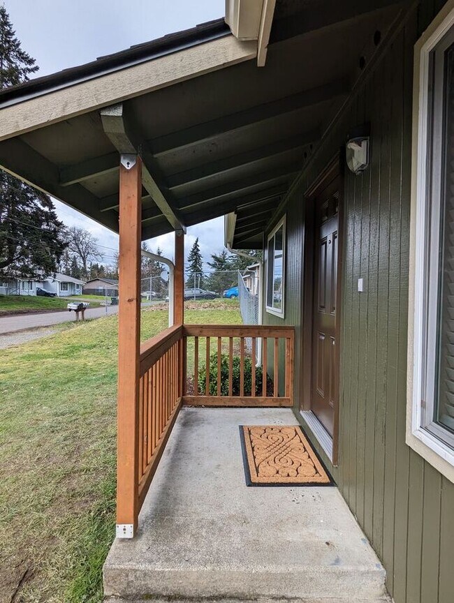 AVAILABLE NOW! Renovated 2 Bedroom Duplex... Townhome Townhome