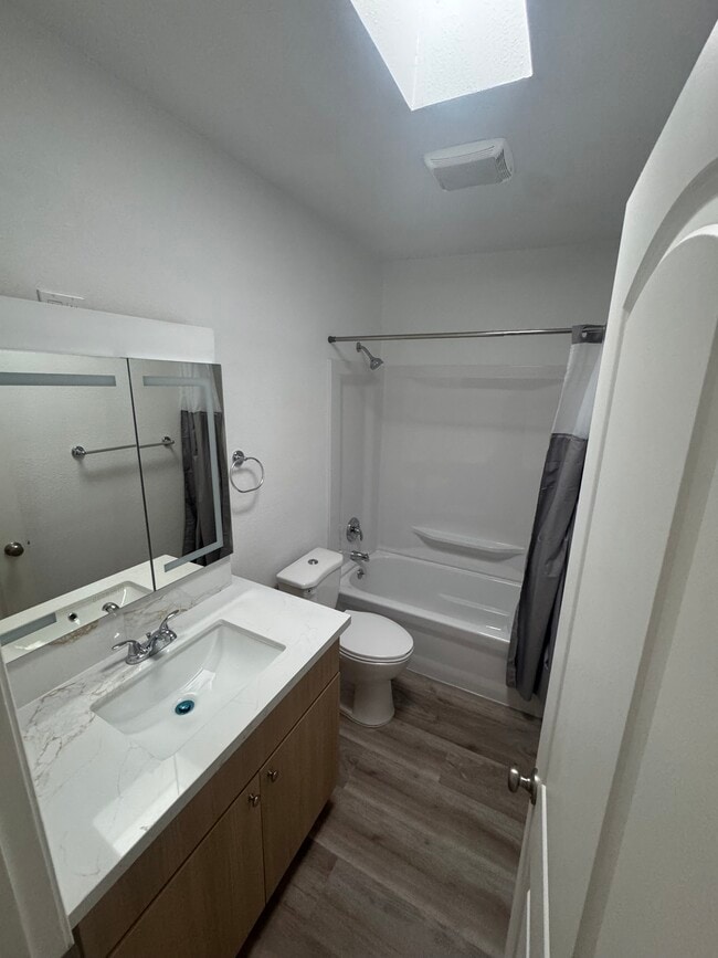 Photo - 940 J St