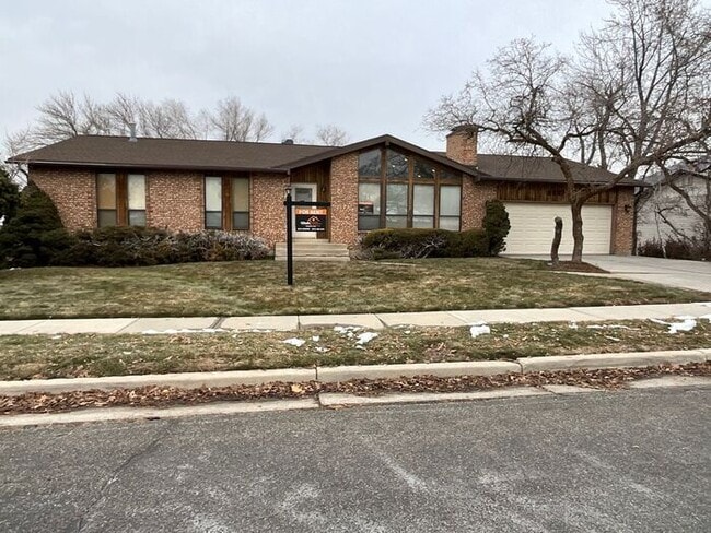 Building Photo - 5 bedroom 3 bath Home 2 car garage- Small dog friendly