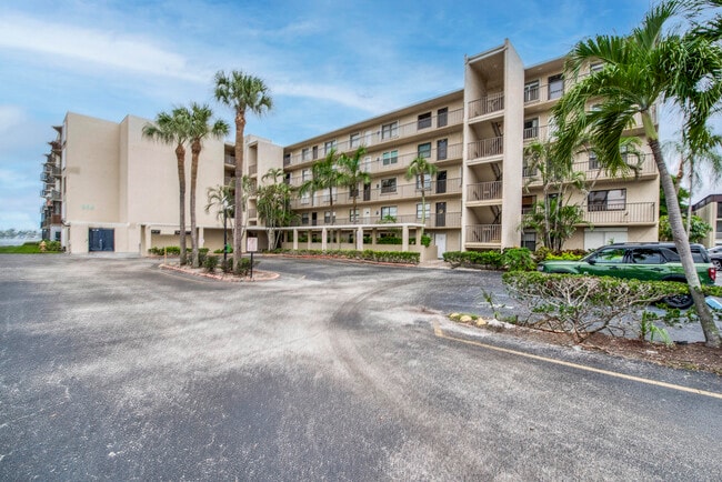 Building Photo - 896 N Federal Hwy Unit 128 Rental