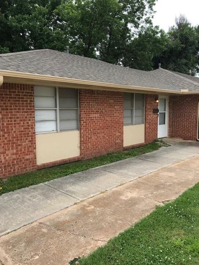 Building Photo - 310-314 Lindsey Unit 314 Lindsey