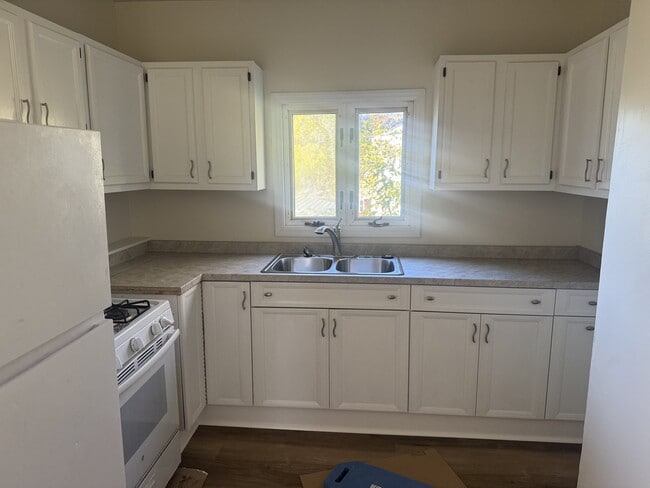 Building Photo - 606 Summit Ave Unit 2