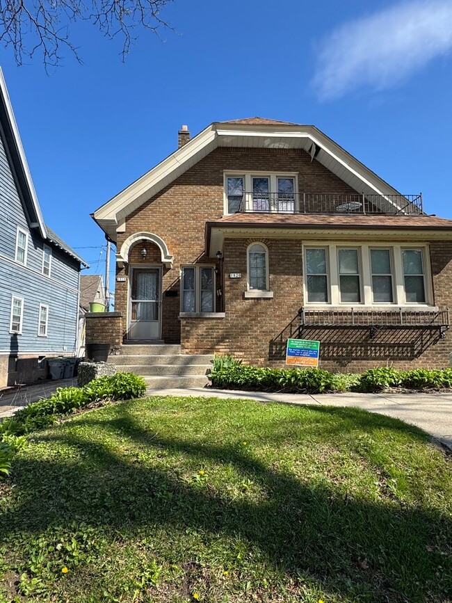 Building Photo - 1818-1820 E Newberry Blvd Unit 1818