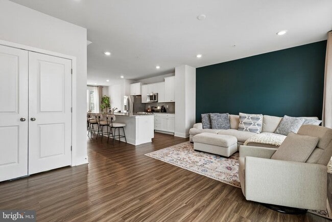 6941 Waterbury Pl
