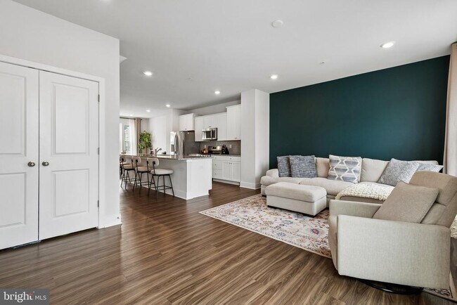 Photo - 6941 Waterbury Pl