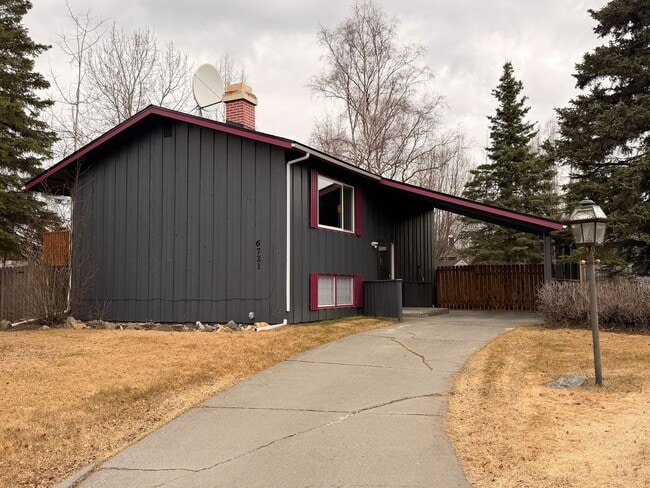 Building Photo - Very well maintained 4 bedroom house - Pet ok on approval. Available NOW!