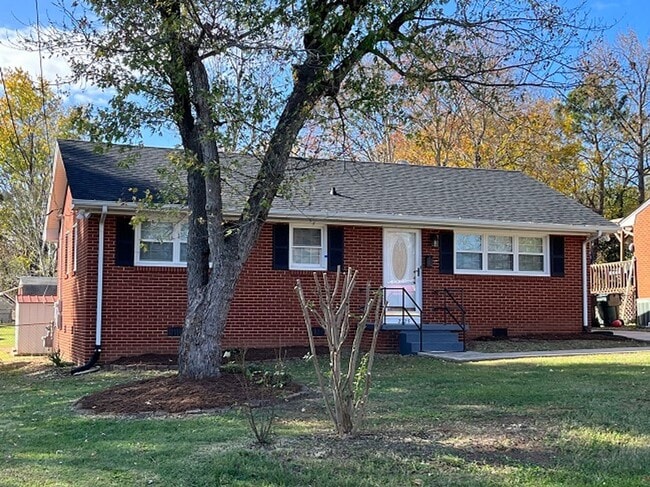Building Photo - ~~ Cute 3-bedroom Brick Ranch located in B...