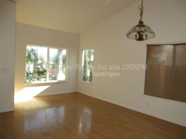 Photo - 1720 Alcira Nunez St