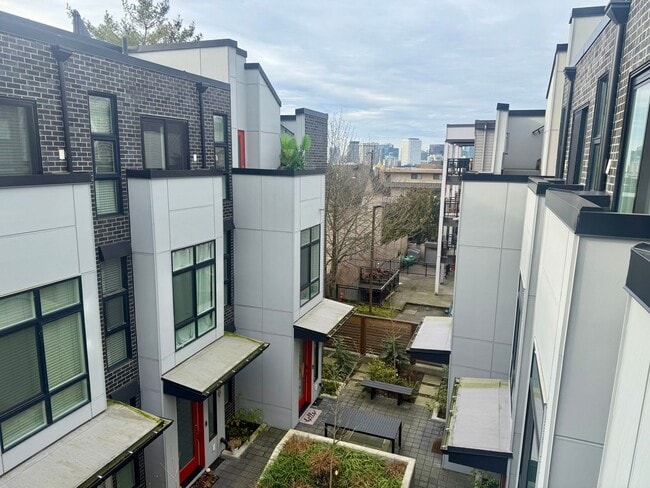 Building Photo - Capitol Hill Townhome