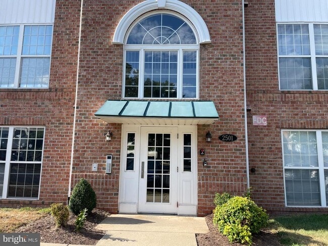 Building Photo - 2501 Coach House Way Unit 3A