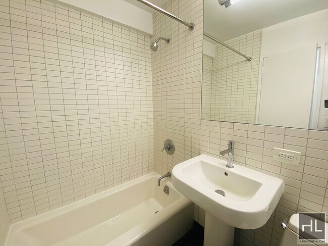 Photo - East 39th Street Unidad 23A