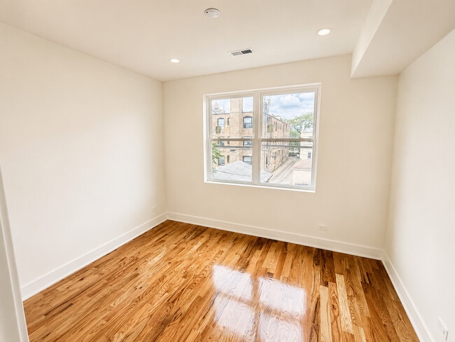 Photo - 3136 N Ridgeway Ave Unit 2