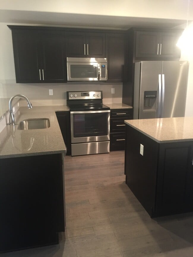 Photo - BEAUTIFUL 2 BEDROOM 2 BATHROOM TOWNHOUSE IN THE POINTE