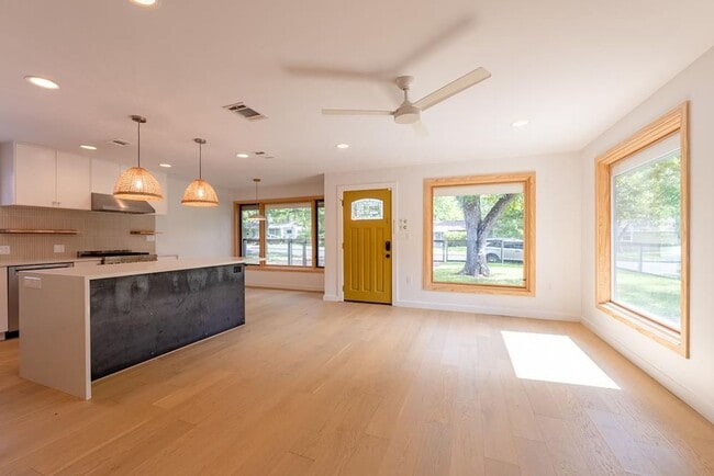 Photo - 1601 Cloverleaf Dr