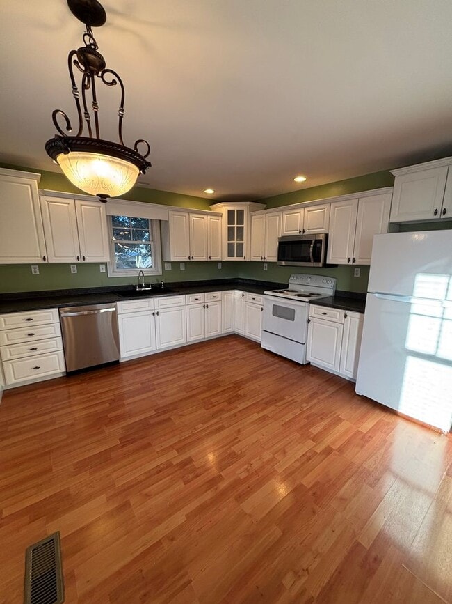 Photo - Freshly Renovated Dollhouse in Maryville!!