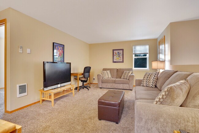 Photo - 731 Elm St SW