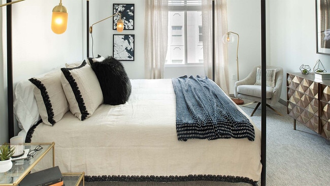 Amplio dormitorio de apartamento con suelos alfombrados.