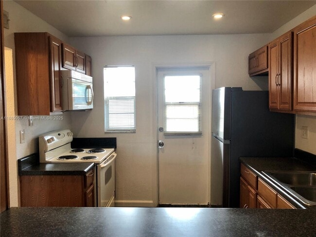 Building Photo - 8121 SW 24th Ct Unit 304