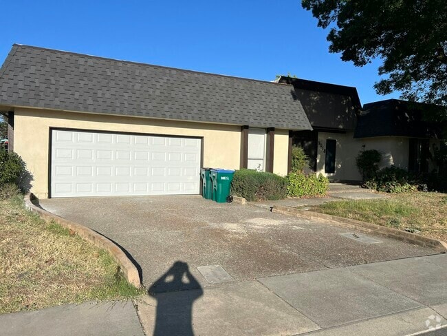 Building Photo - 9018 Valleyoak Dr Rental