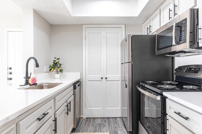 1BR, 1BA - 598SF - Kitchen
