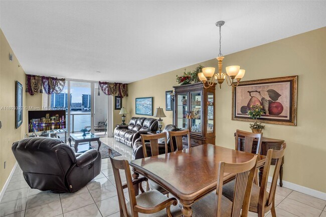 Photo - 18100 N Bay Rd Unidad 404