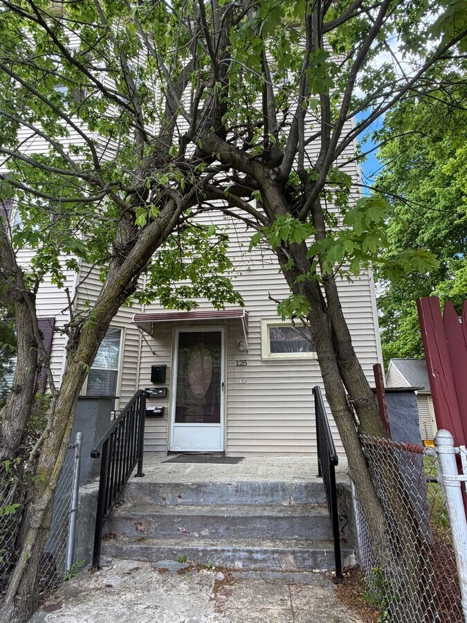 3 bed 1 bath! - 3 bed 1 bath! Unit 2