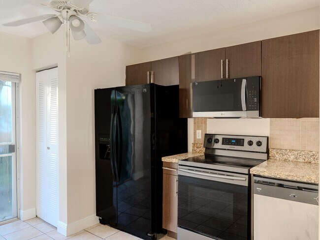Photo - 4785 SW 62nd Ave Unidad 102