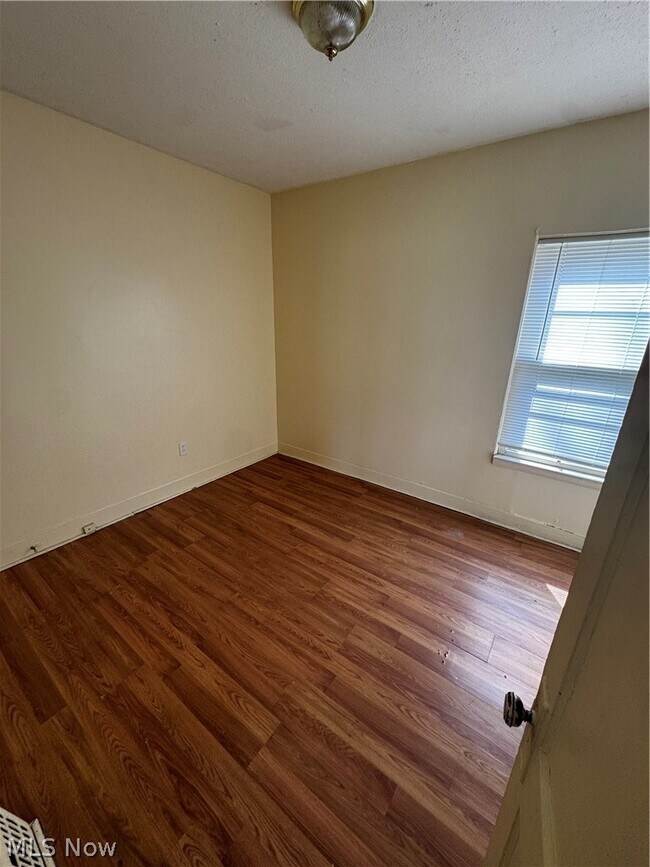 Photo - 860 Biruta St