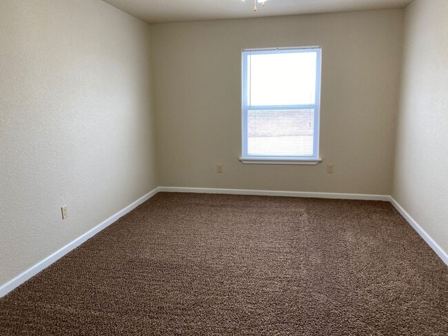Photo - Life Just Got Better at Breckinridge Apartments! Unidad R206