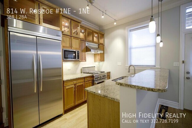 Photo - 814 W Roscoe St