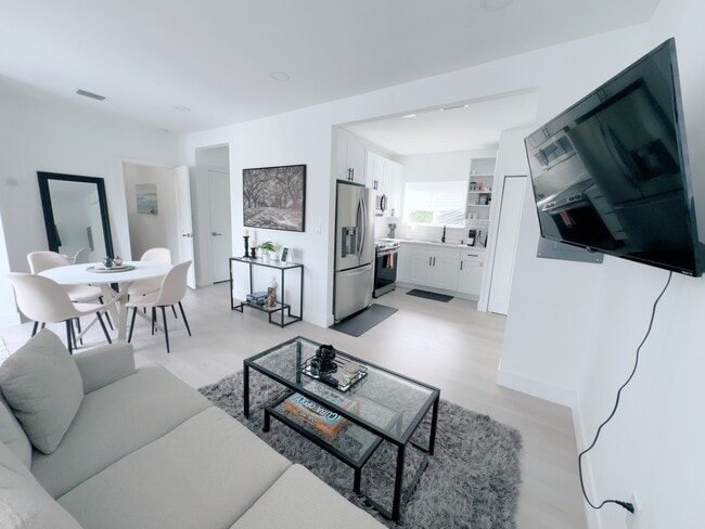 Building Photo - 2544 SW 19th Ter Unit Casa Silvano