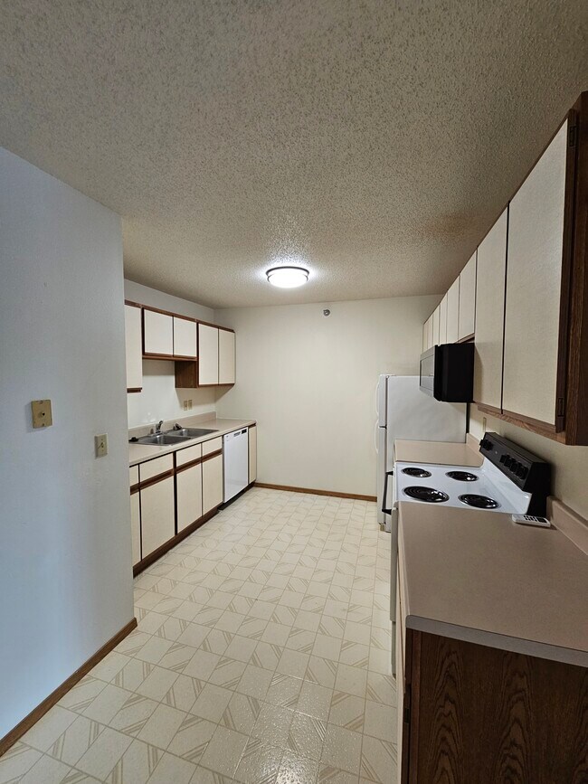 880 sf 1b/1b - Wilkeshire Apartments