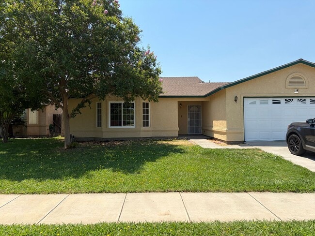 Building Photo - Spacious House!!!