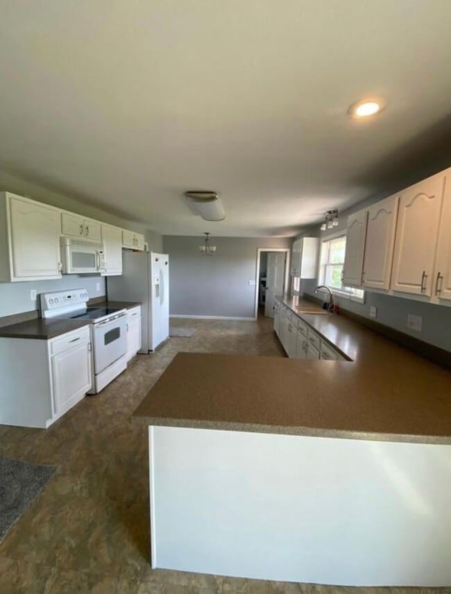 Building Photo - 6 Acres! Delta Schools!