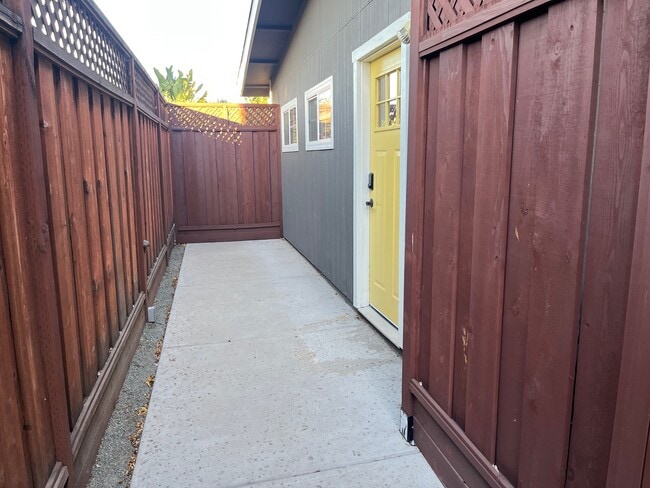Building Photo - 660 S P St Unit Studio Rental