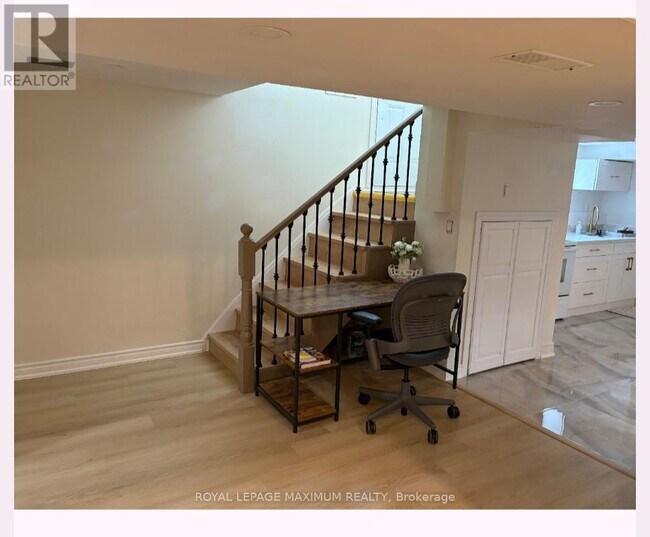 Photo - 121 Bolton Ave