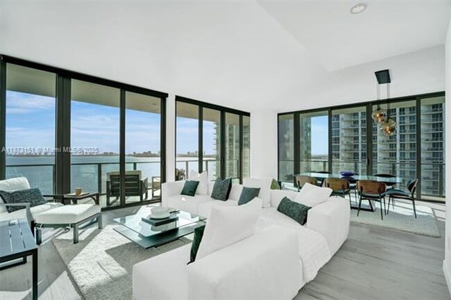 Building Photo - 480 NE 31st St Unit 480 NE 31st St  1401 Rental
